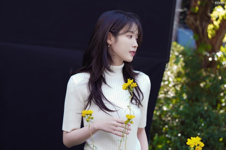 아이유 단발 패션, 긴머리와 비교하니 달라 보이는 포인트 3가지