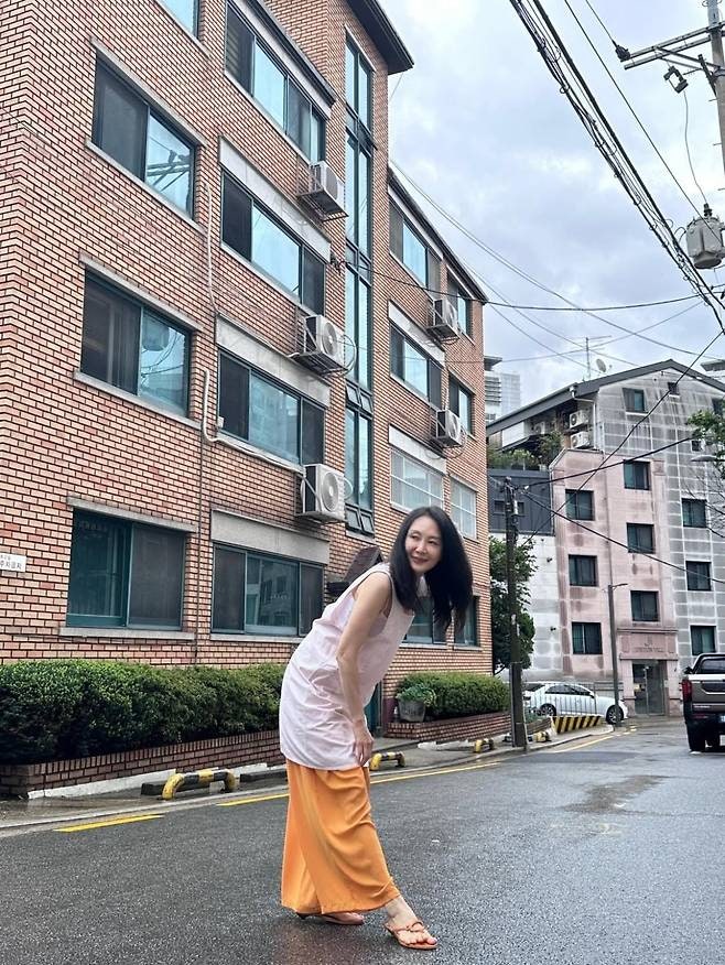 “58세 채시라 맞아?” 분홍 원피스 아래 주황 바지…동네 골목 패션도 남달랐다