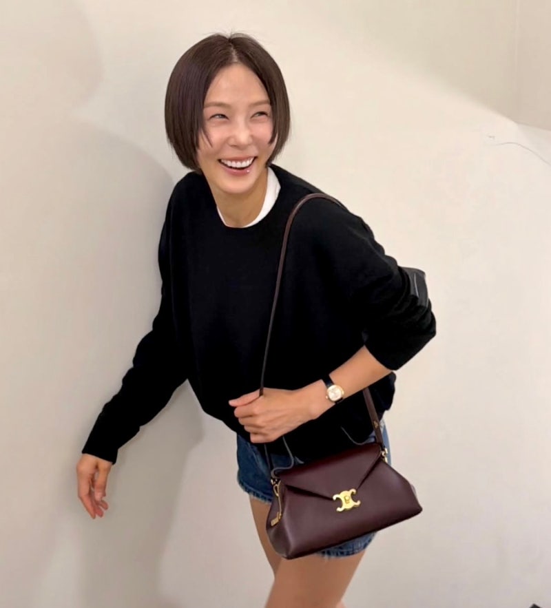 셀린느 가방 또 들었네…깔끔한데 진짜 옷 잘 입는 김나영의 가을 패션