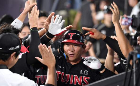 [KBO] '392일 만의 2홈런' 오지환 불방망이 폭발, 선두 KT 12-1로 완파 LG 상승세 어디까지 갈까?