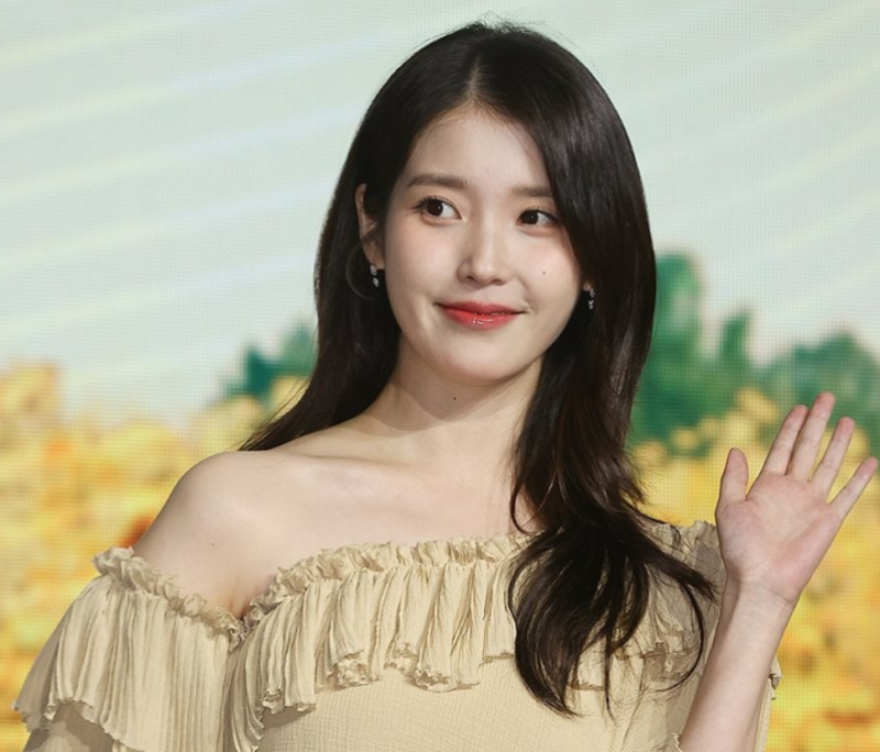 "언제나 우리가 함께"…아이유가 데뷔 18주년에 팬들 이름으로 2억 기부한 진짜 이유