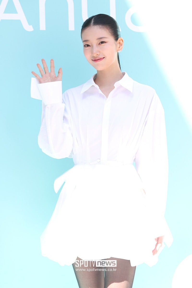 수지, 5대5 가르마 올백에 반투명 스타킹 매치… 압도적 비주얼 변신