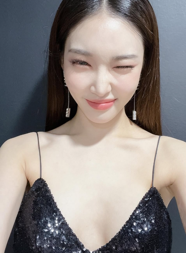 아이오아이 출신 청하, 몇 시간 전 갑자기 응급실行…결국 무대까지 통째로 엎어졌다