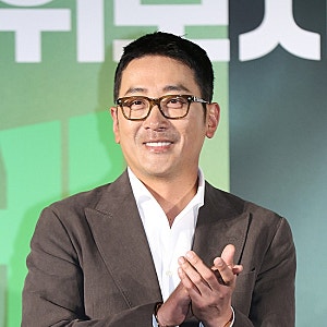 하정우 아버지가 그 유명 탤런트인 줄 몰랐다니…11살 연하 연인과 결혼 앞둔 근황