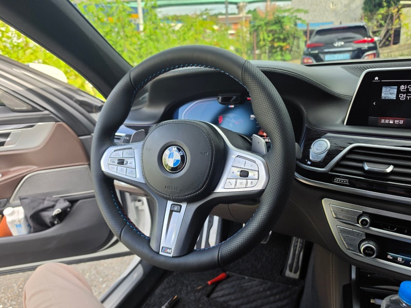 낡고 번들거리는 BMW 7시리즈 핸들 복원 | 프리미엄 천연 소가죽 콤비 & 삼색 포인트 시공