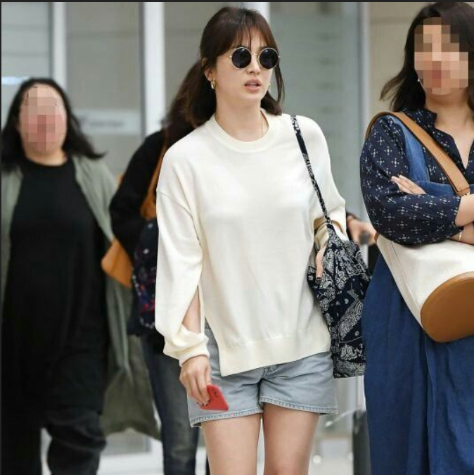“명품백인 줄 알았는데 3만원대?” 송혜교가 공항마다 든 숄더백 정체