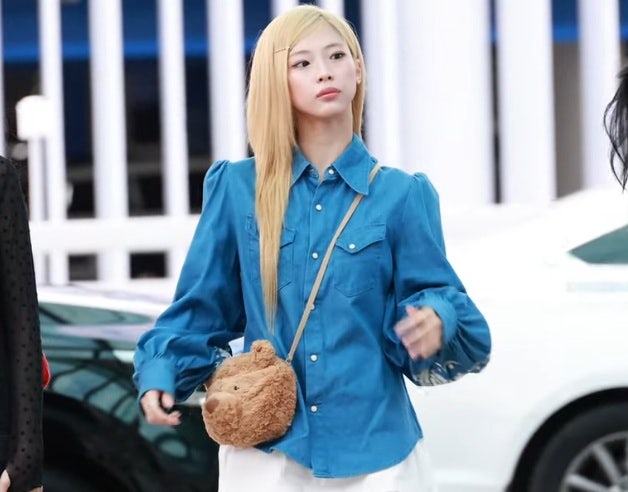 베이비몬스터 루카 공항패션, 블루 셔츠와 테디베어 가방으로 완성한 공항룩