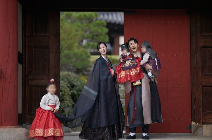 "지소연♥송재희, 쌍둥이 돌사진" 공개와 가족 근황