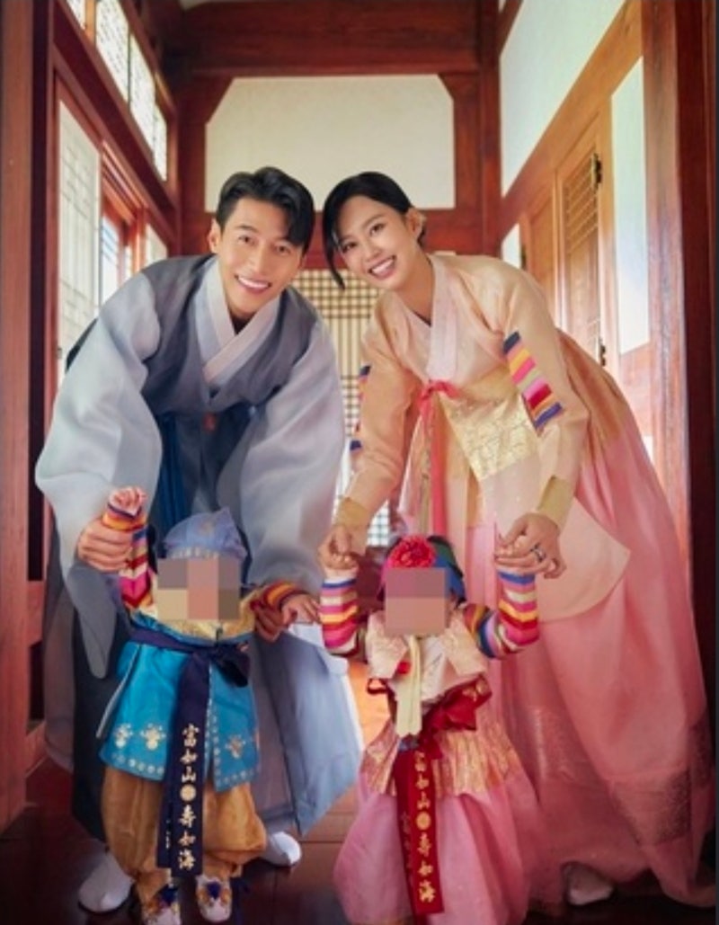 지소연♥송재희, 쌍둥이 돌사진 공개.. 다섯 식구가 된 첫 생일이 더 뭉클한 이유