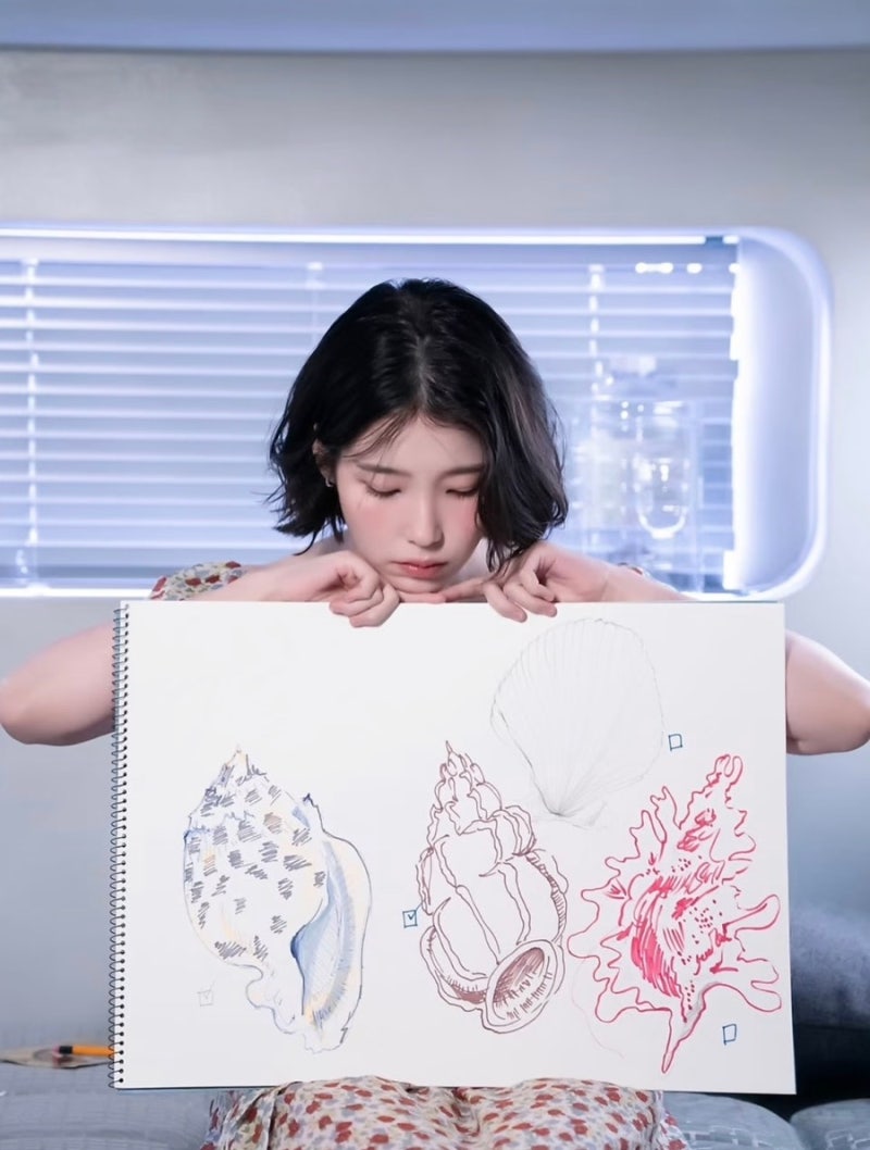 아이유 단발 패션, 머리만 잘랐는데 분위기가 달라진 이유
