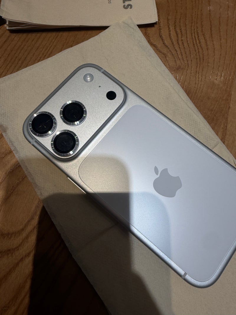 아이폰 18 Pro 사전예약 필수템! 투명 맥세이프 케이스부터 AR 필름까지 3종 총정리