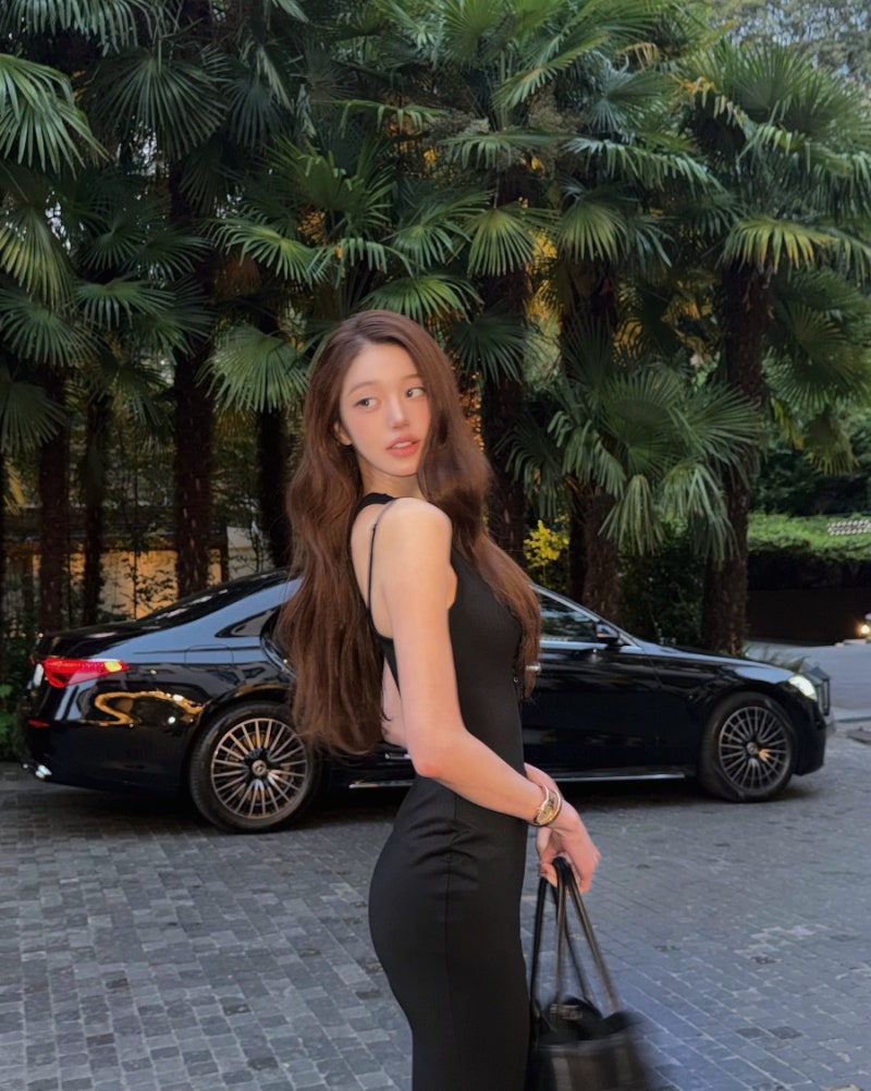 “앞에서 볼 땐 그냥 블랙원피스인 줄 알았는데…” 장원영, 뒤돌자 완전히 달라진 ‘반전 ....