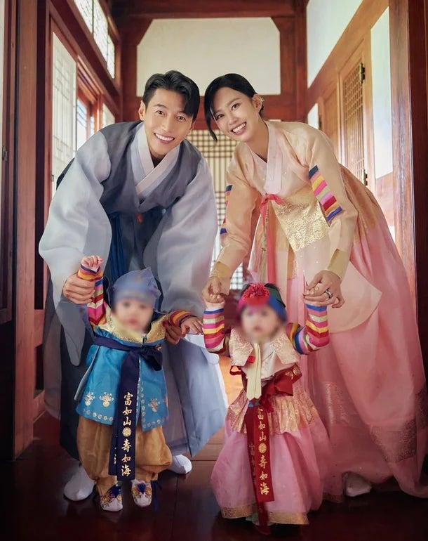 지소연♥송재희, 쌍둥이 남매 첫 돌 맞아 다섯 식구 완전체 가족사진 공개