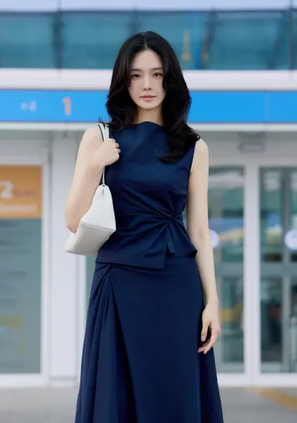 박규영 코스 퍼플 드레스, 미니멀 룩을 시크하게 만드는 부츠와 가방