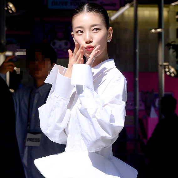 “올백 머리해도 레전드 미모 찍었네”…셀린느 미니 드레스 입은 수지