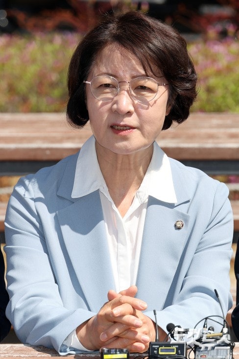 산후조리비는 끊기고 북한 영유아 예산은 그대로? 추미애 사퇴청원 3만명 넘은 이유