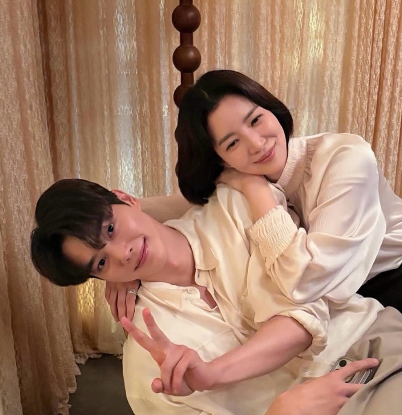 윤세아 씨 부러워서 미촤버리겠네… 오늘도 송강 팔짱 끼나요?