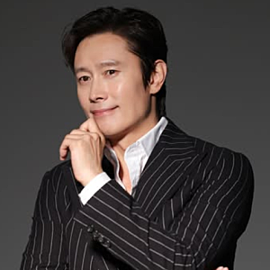 ‘이병헌 아들이 벌써 이렇게 컸어?’  이민정이 공개한 뒷모습 보니 사춘기