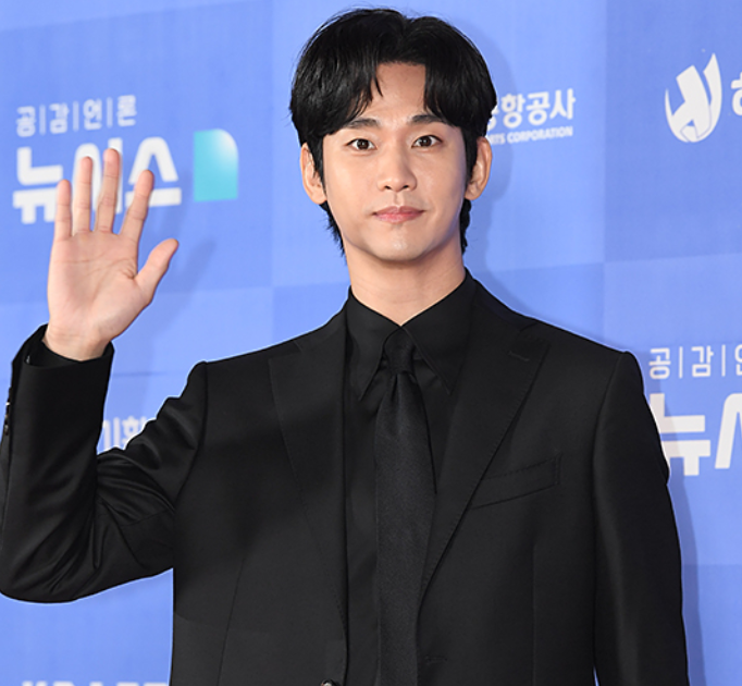 “1년 6개월 만에 나타났다..” 눈물의 기자회견 후 국내 무대 선 김수현