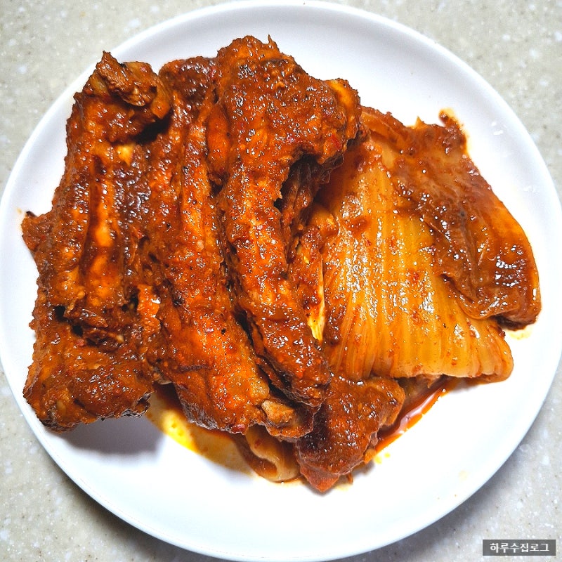 잡내 없이 부드럽게 만드는 푹 익은 묵은지 등갈비찜, 사과 양파 양념으로 깊고 진한 맛 내기