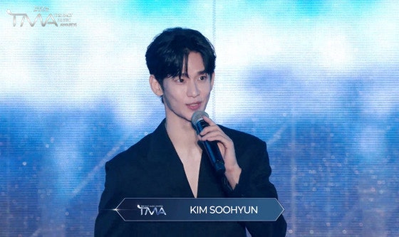 [이슈] "몰라보게 살 빠졌네" 김수현, 1년 6개월 만의 복귀 시상식서 야윈 얼굴 포착 (근황, 2026....