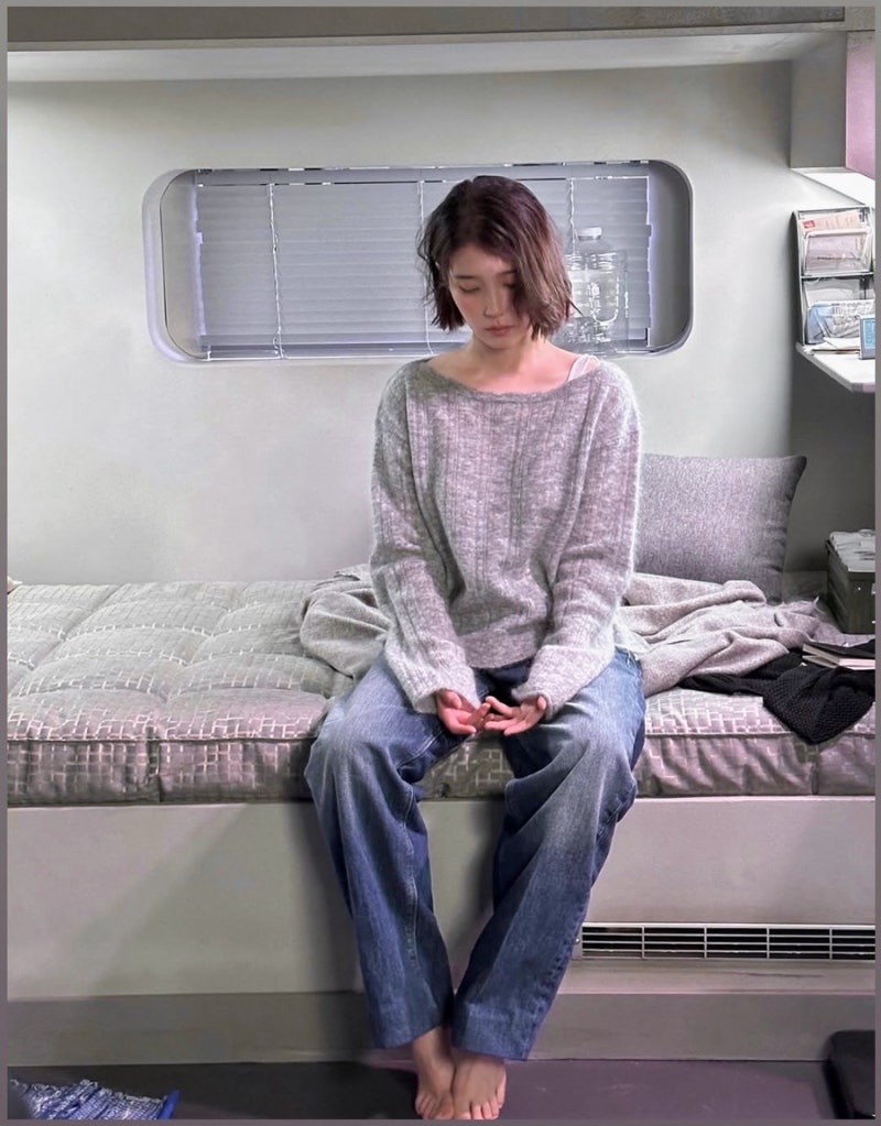 하나로 충분한 단발좌 된 아이유 오버핏 여성 니트