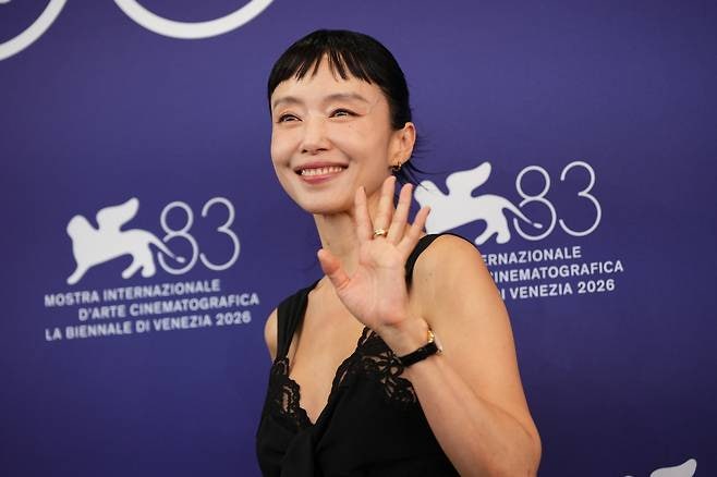 53세라고? 뒤태 드러낸 드레스 입자 더 놀라운 전도연 근황