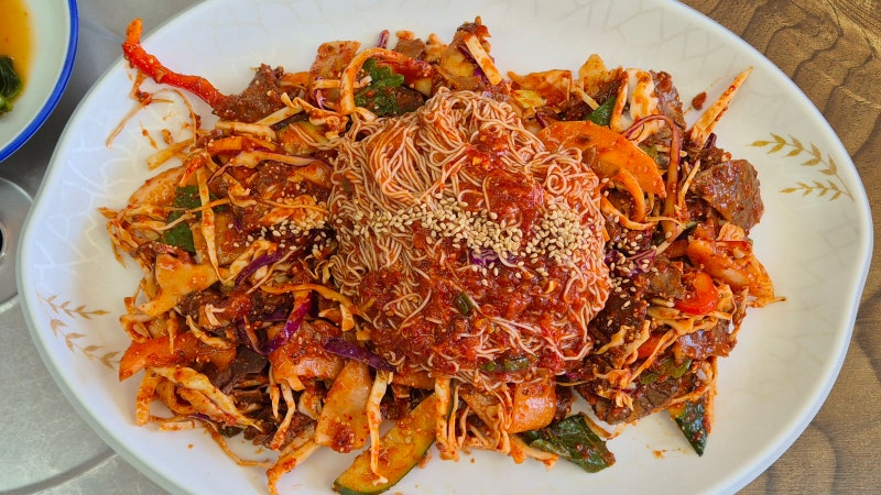 목포 소래기냉면. 새콤달콤한 수육무침냉면. 평화광장 바닷가옆 냉면맛집