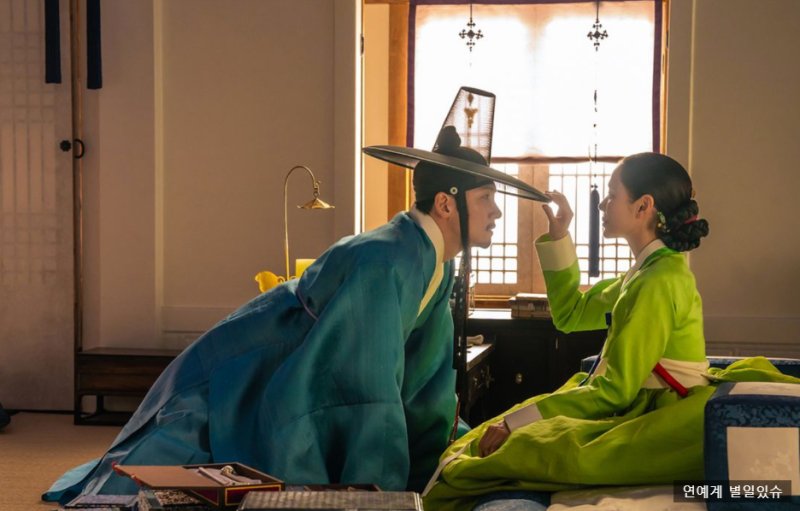 4회부터 분위기 완전히 달라진다…넷플릭스 스캔들 후기·수위·원작 결말까지