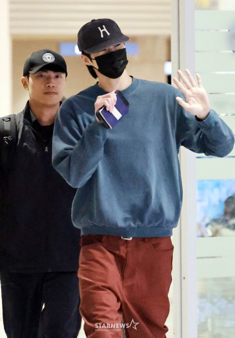 변우석 공항패션, 하늘색 맨투맨과 벽돌색 바지