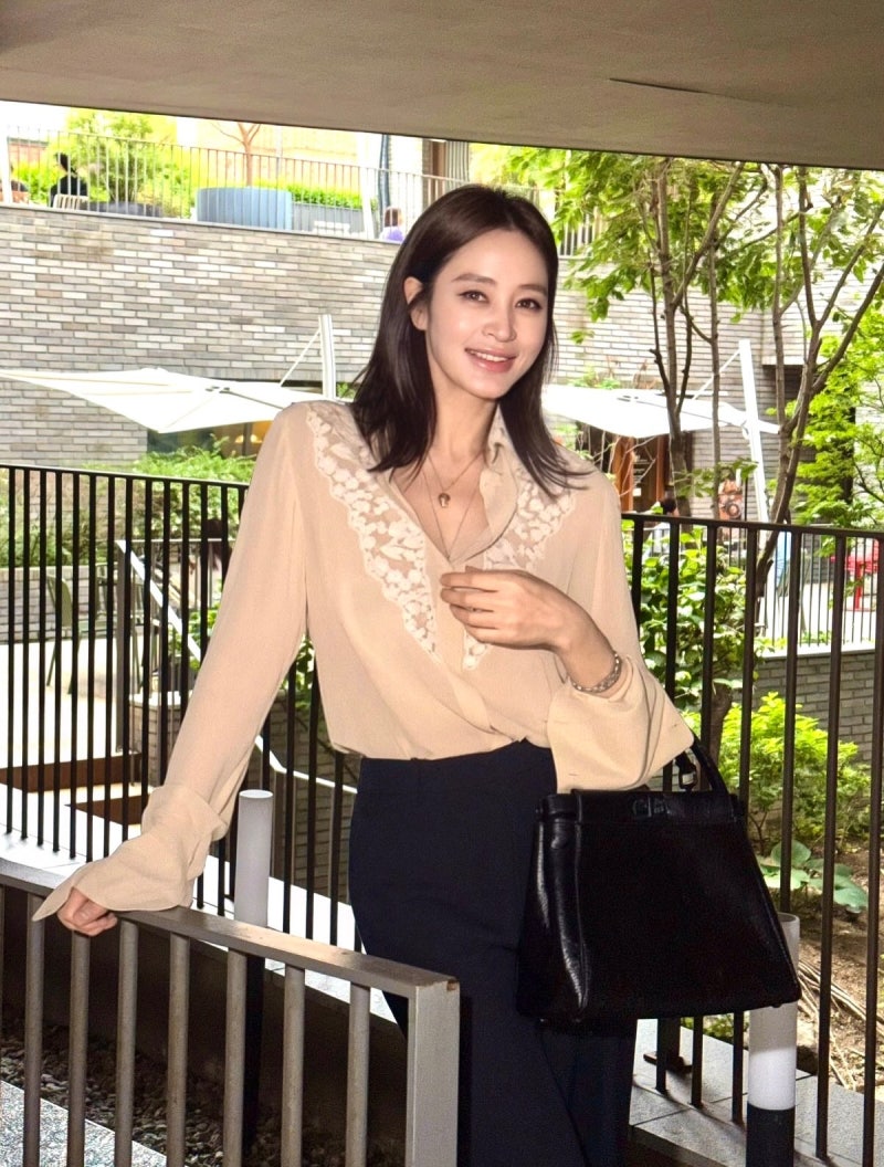 명품백보다 먼저 보였는데.. 김혜수 가을블라우스에서 눈길 잡은 '이것'