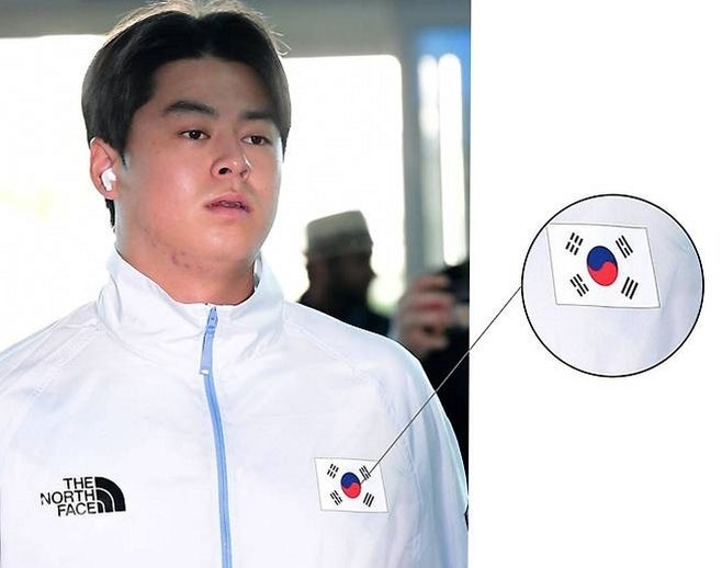 "노시환 단복에 거꾸로 태극기" 출국 당일 드러난 황당한 제작 실수