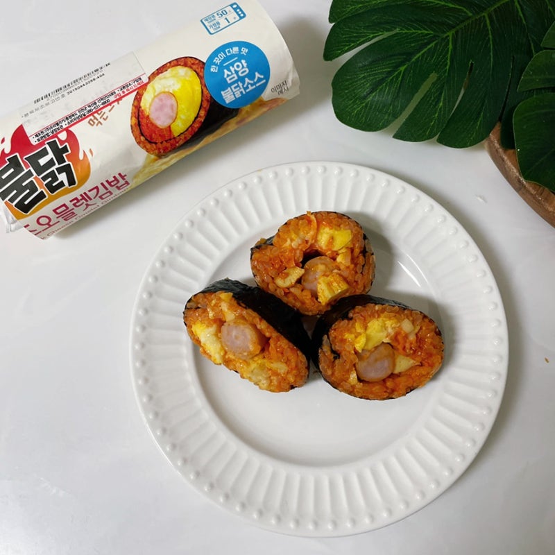 명동에서 1만원인데 GS25에선 3,500원? 불닭치즈오믈렛 김밥