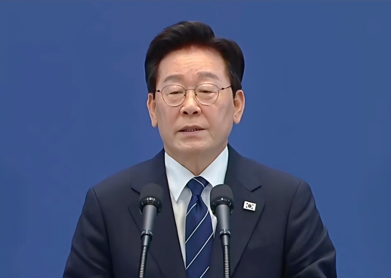 이 대통령, 지지율 하락 사과… 연임 도전 가능성 단호히 일축
