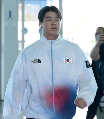 “노시환이 잘못 붙인 게 아니었다”…거꾸로 된 태극기, KBO가 밝힌 선수단복 제작 실수