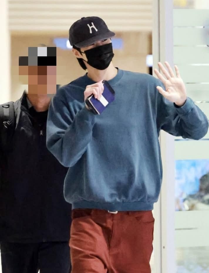 변우석, 싱가포르 팬미팅 끝나자마자 인천공항 입국…팬들 향한 다정한 인사!!