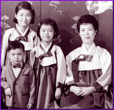 박근혜의 어린 시절은 어땠을까? 22세에 어머니, 27세에 아버지를 잃은 삶