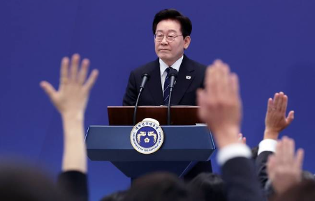 이재명 지지율 진보층서 35.6프로p 급락 코어층 흔들린다