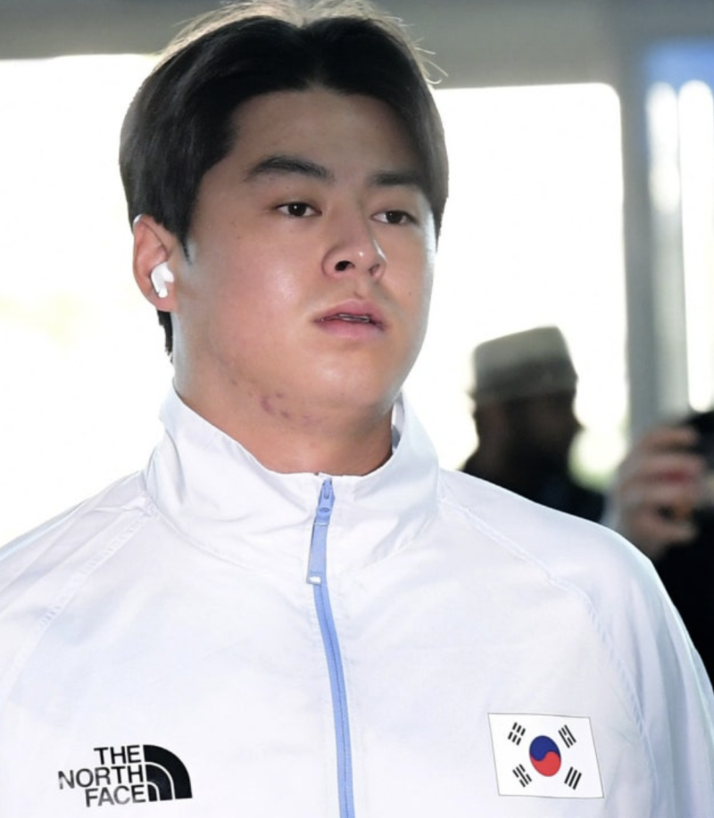 "야구 대표팀 출국부터 난리였다 와.. 주장 노시환 단복에 김건희 담배까지 무슨 일?"
