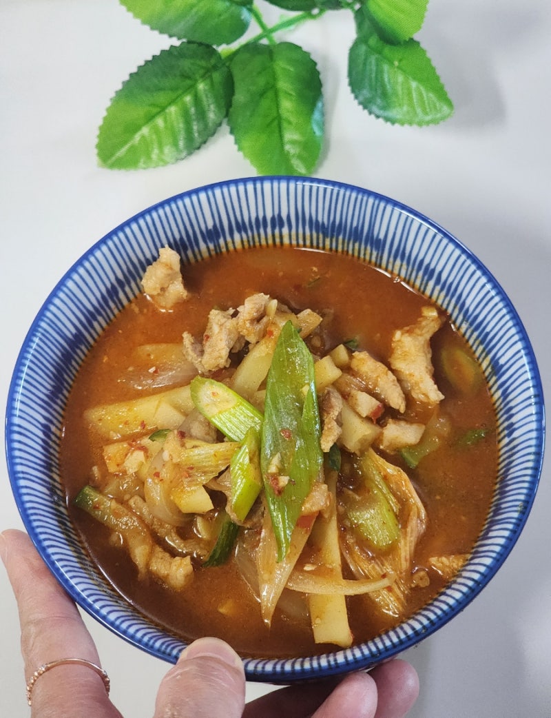 돼지고기 고추장찌개 레시피, 푸짐하게 끓여 낸 얼큰한 집밥