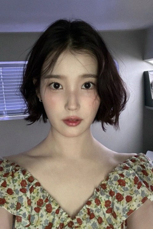 1년 만에 돌아온 아이유 단발 변신과 이 별로부터 담긴 특별한 의미