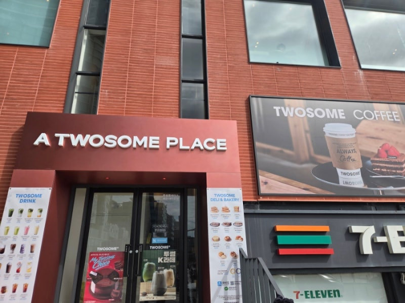 正在釜山海雲臺新開幕的海景咖啡廳A Twosome Place海雲臺尾浦店和朋友約會中~~♡