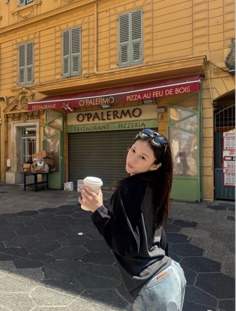 Go Youn-jung's Simple Yet Stunning Raglan Tee Look: Get the Style