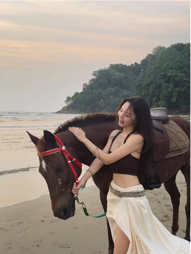 '박성광♥' 이솔이, 브라톱 패션으로 해변 승마…"잊지 못할 경험" [★해시태그]