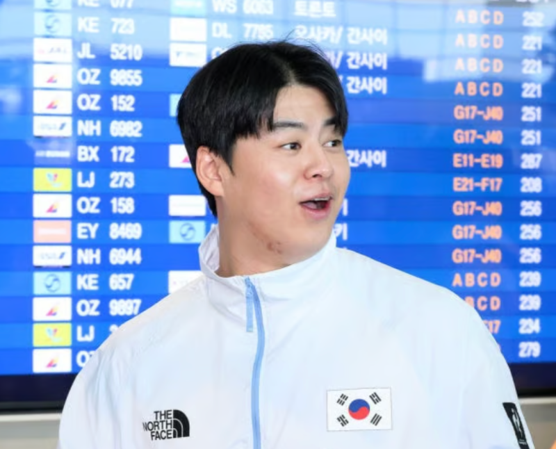 "잠깐, 태극기 방향이 왜 이래?" 노시환 단복에서 이상한 게 보였다