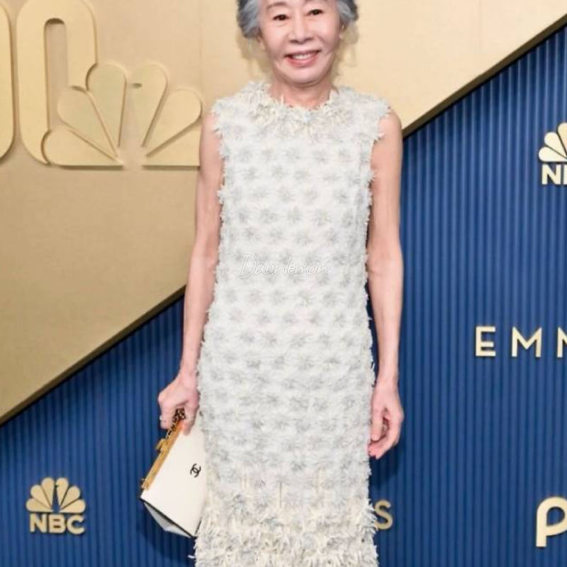 "젊은 스타들 다 묻혔다" 80세 윤여정 샤넬 착장 하나로 터진 역대급 아우라