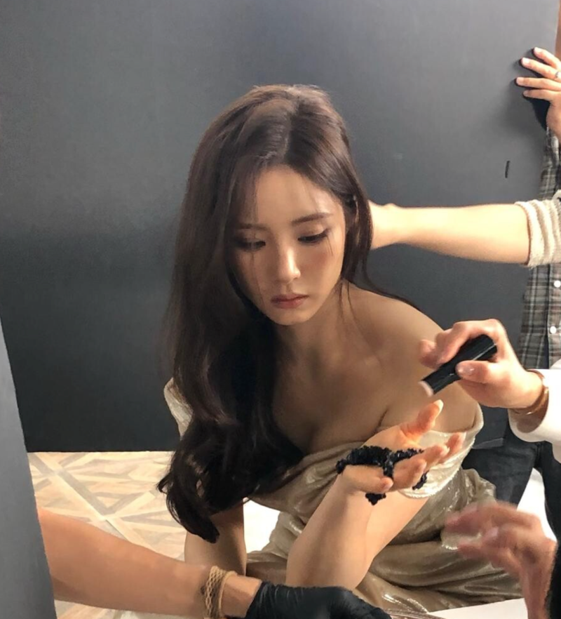36세 신세경 드레스 2벌 샴페인 골드 오프숄더 광고 촬영장과 SIE 26FW 하객룩