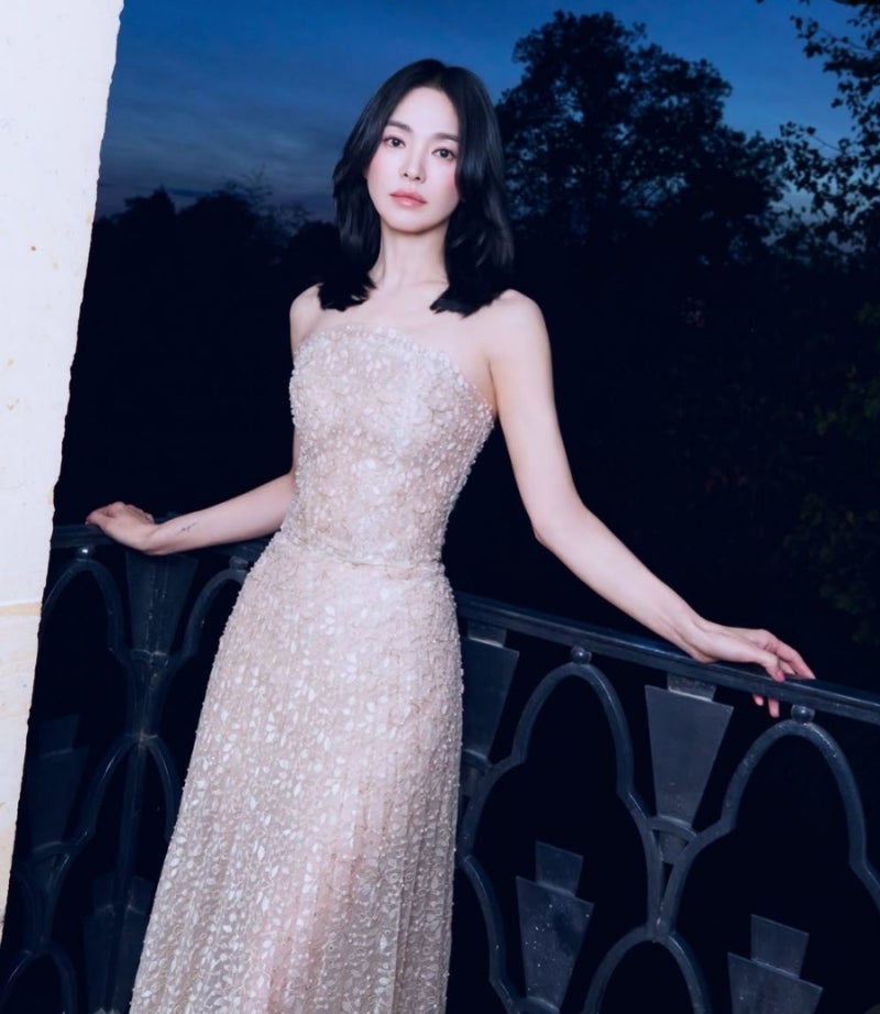 45세 송혜교가 또 일냈다?! 보테가 베네타 글로벌 앰버서더 착장부터 파리 누드톤 드레스까지....