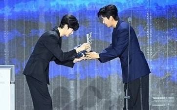 2026 김수현 임영웅 인기상 트로피 전달, 1년 6개월 만의 부산 등장 TMA 시상자 복귀 현장