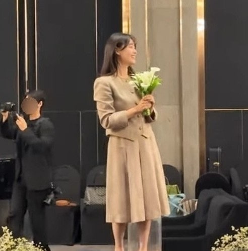 시어머니가 입던 옷 물려받았는데 하객룩으로 착용한 연예인